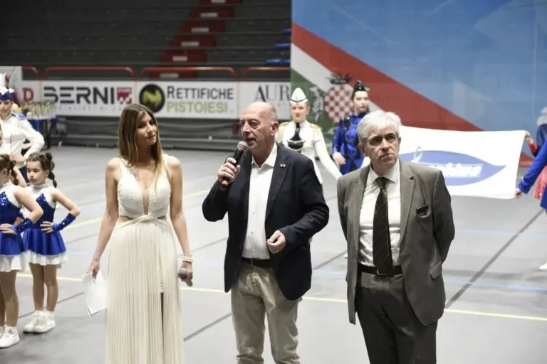 Caterina Ferri con l'assessore Alessandro Sabella e al Maestro Lazzeri, presidente ANBIMA Nazionale Majorettes
