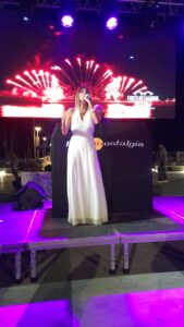 Caterina Ferri si esibisce sul palco di Ciao Estate a Forte dei Marmi